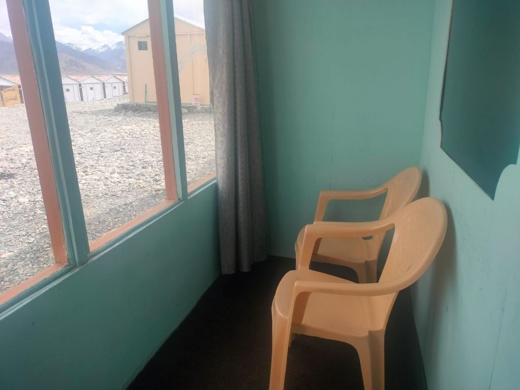 Room with lakeside view from window